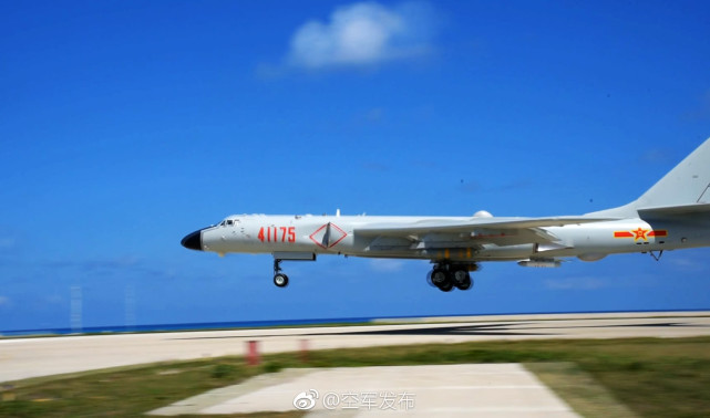 轟-6K在永興島降落圖源：空軍發佈