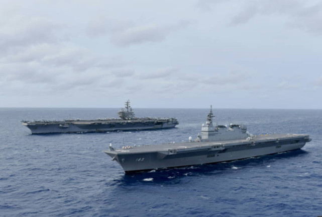 “裡根”號航母與日本海自“出雲”號直升機驅逐艦在南海舉行聯合演習 圖源：日本海自