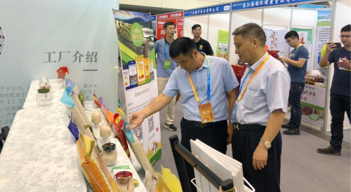 （深圳市发改委粮食和物资储备处贾处长参观展区产品）
