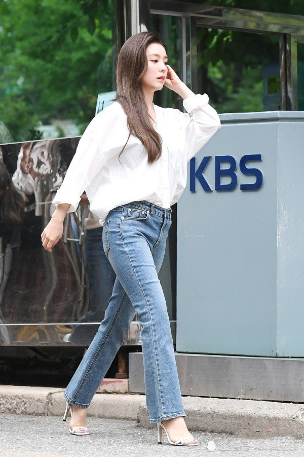 28岁裴珠泫这次穿对了,牛仔裤高跟鞋尽显超模身材,谁说她矮小