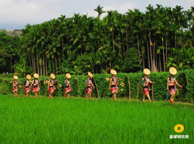(云南玉溪市新平县漠沙镇大沐浴傣族村,傣族服饰一般色彩艳丽,有浓郁