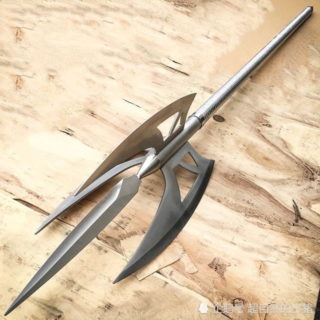 三叉戟:这把武器看上去就给人很大的冲击感,外观非常的霸气,中间一把