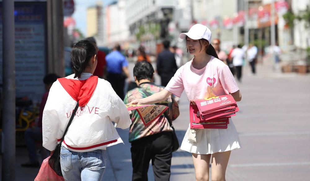 好奇為啥兼職發傳單的女孩不敢把傳單丟進垃圾桶而是老實發完