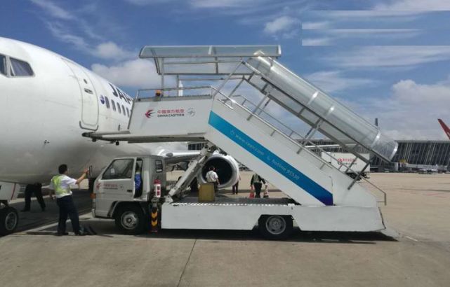 飞机客梯车是供旅客上下飞机的机场专用设备.