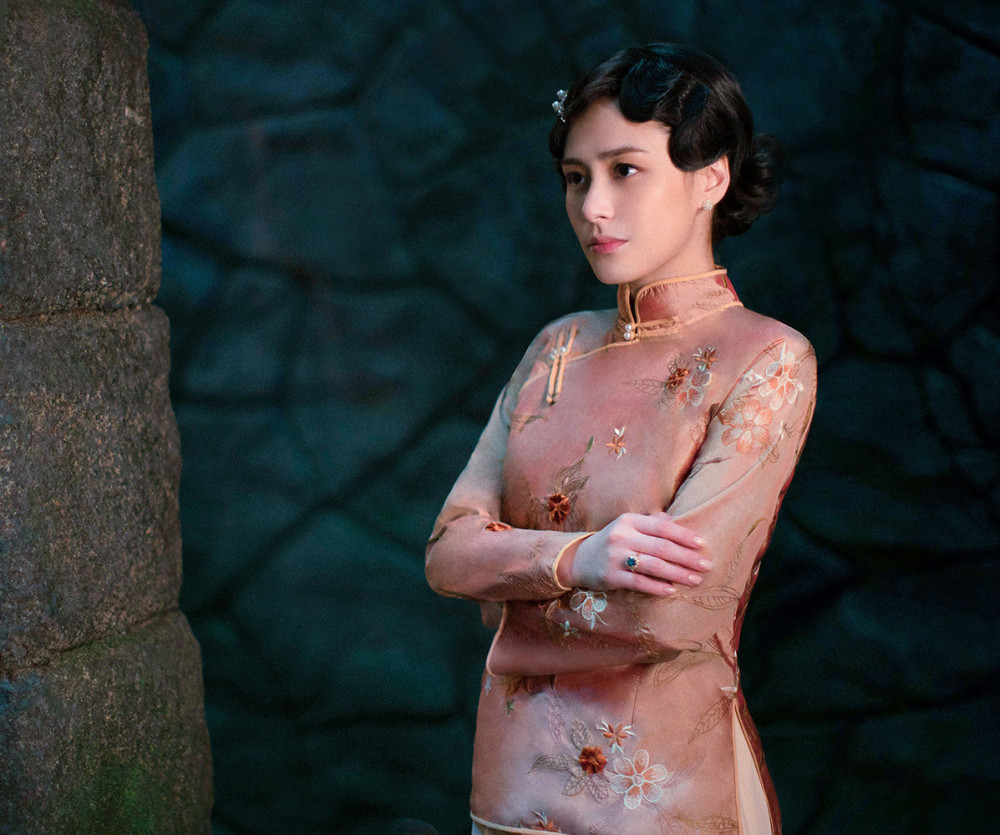 《碟仙》首日卖出275万票房,惊悚片近期最好成绩,黄奕尽力了