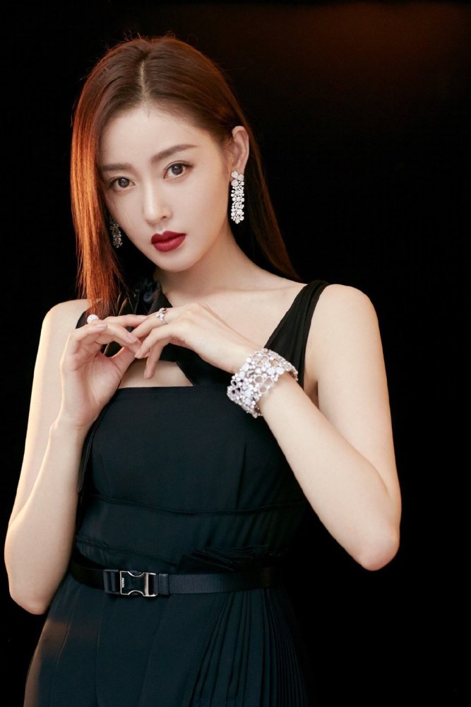 张天爱拥有超强气场的女星,红色皮裙搭配黑色皮靴,帅气又干练