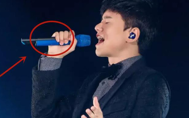 明星的话筒价值不菲,周杰伦的30万,张杰的话筒用钱都买不到!