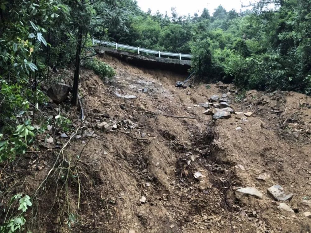 停运 公告 因近期连降暴雨,常安镇景山村半山腰部分路段塌方,造成路基