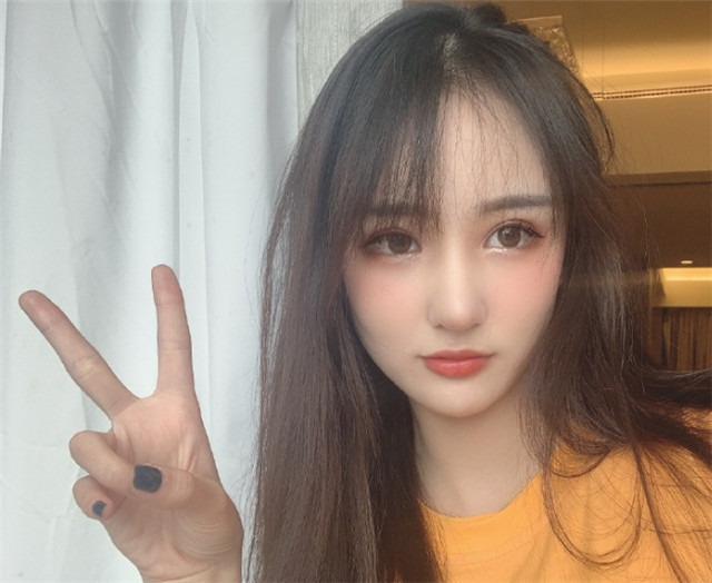 uzi女友手上文两个名字,一个小狗另一个是明?三人关系印猜测