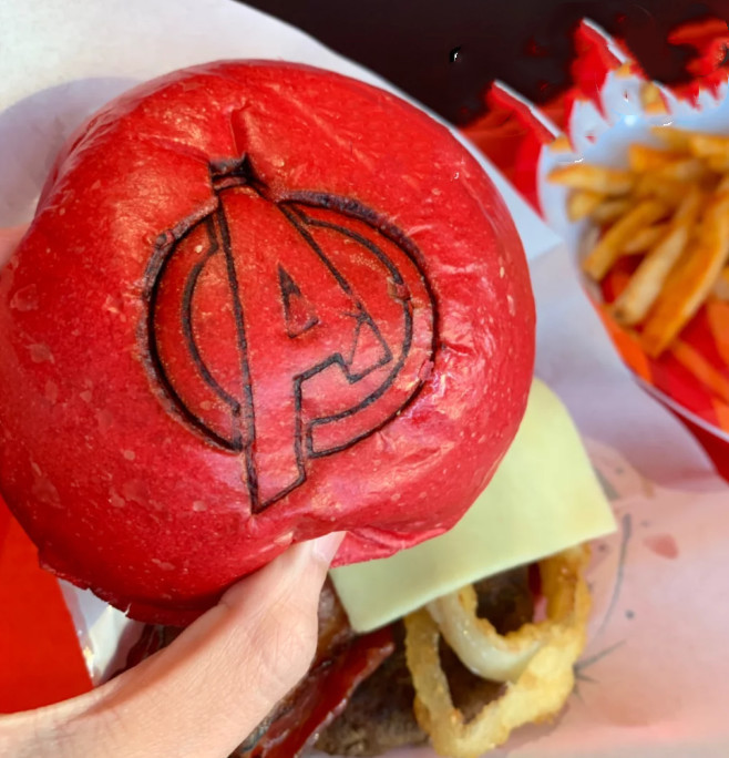 迪士尼的漫威汉堡火了,一个110块,值钱的是上面的字