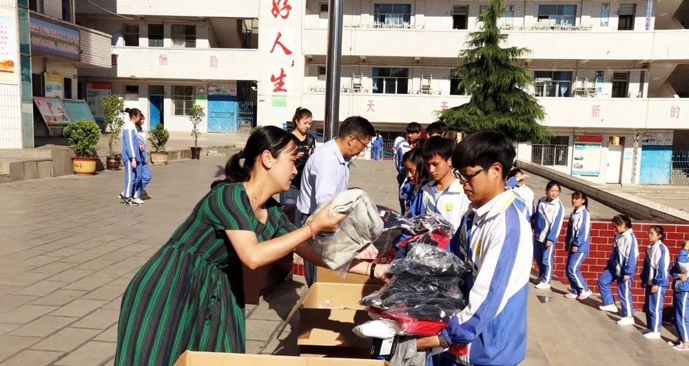 价值10余万!耐克体育向威宁四中35名学生捐赠物资