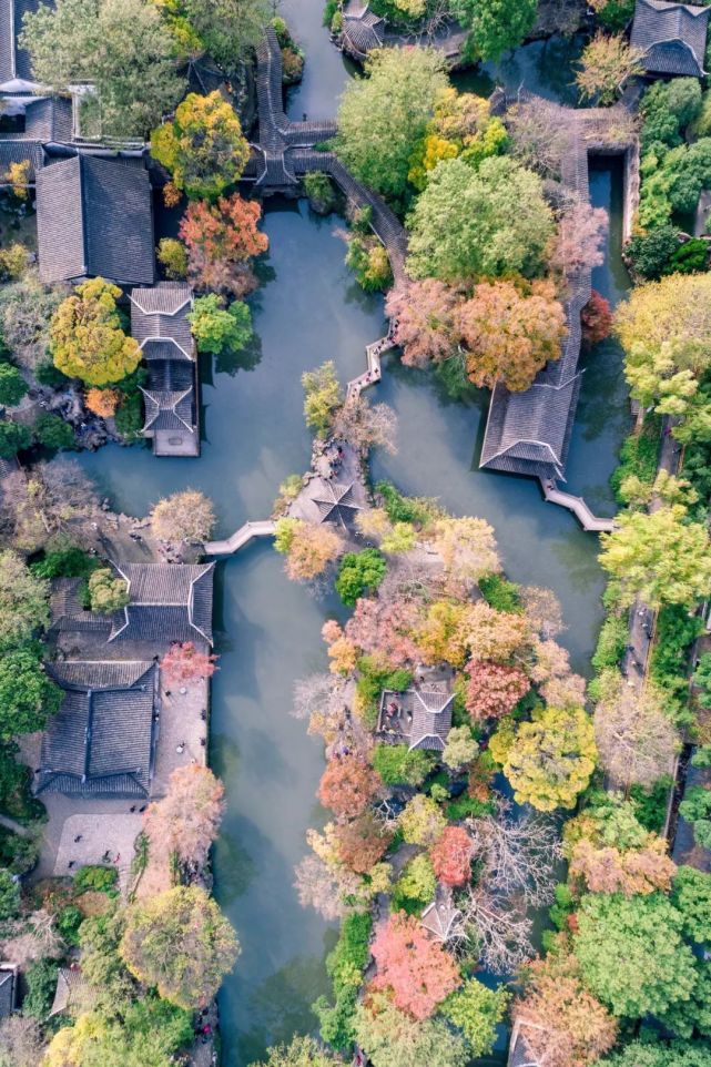 游廊,体态轻盈,仿佛飘然凌波▲ 图为从拙政园的"别有洞天"望中园景色