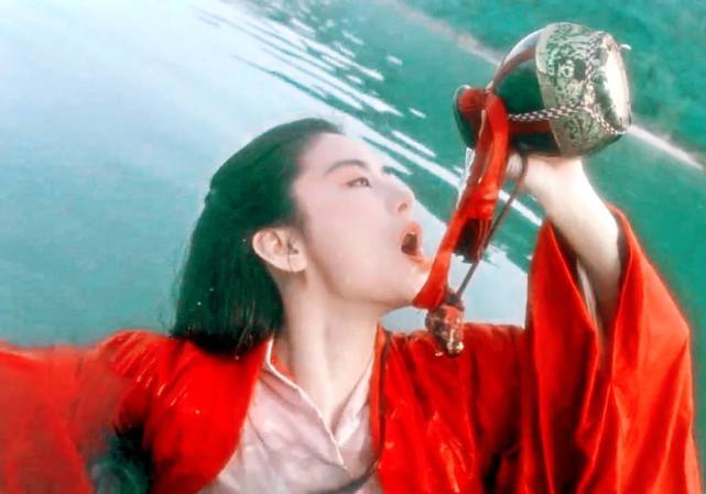 66岁林青霞带20岁女儿逛街,网友:一时分不清哪个是妈哪个是闺女?