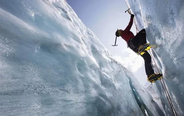 就如同 在冰雪间无惧无畏攀登着的勇士们