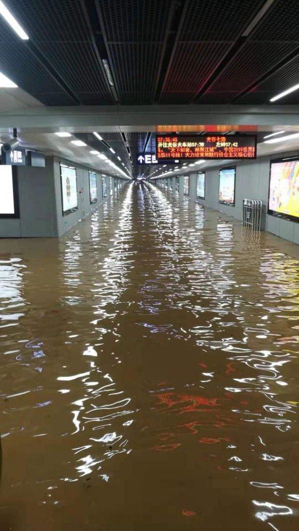 暴雨来临,武汉多处被淹,网友:来看看海吗,不要钱的那种