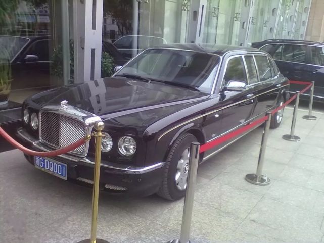 浙江街头现身价值千万的雅致728加长版,1号车牌比豪车值钱!