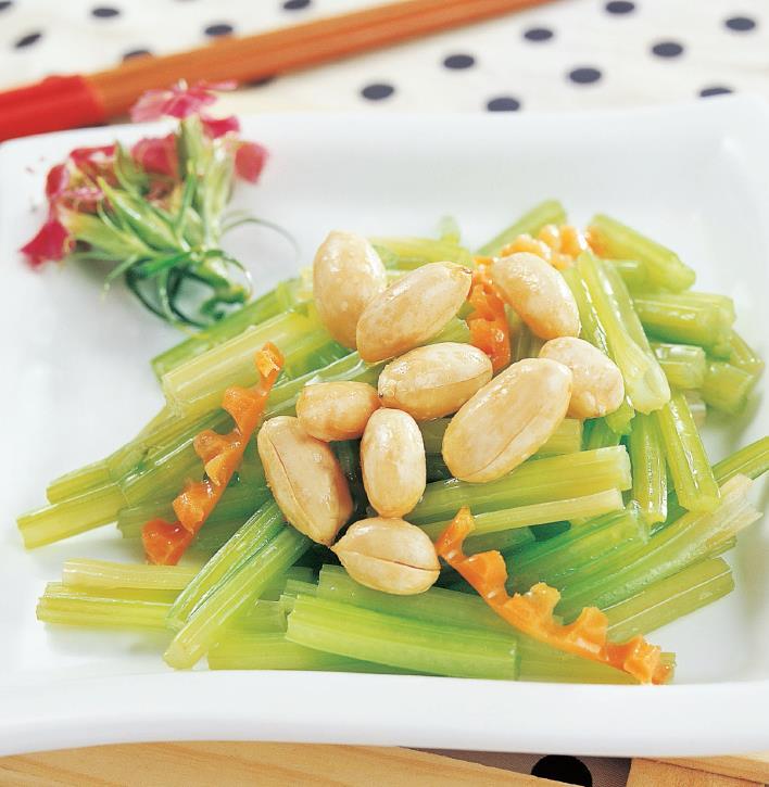 花生跟蔬菜百搭 用它来做凉拌菜 不是主角的命 但离不开它的型