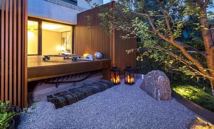 私家庭院里一个人独处需要点禅意