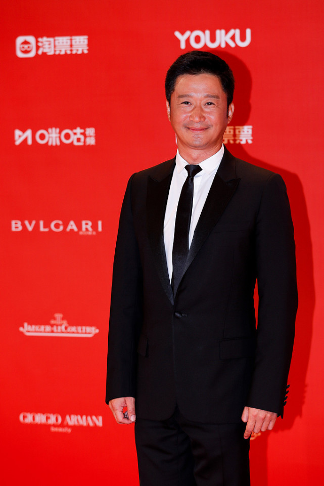 上影节闭幕红毯吴京皮肤黝黑长泽雅美发福张子枫发型引热议