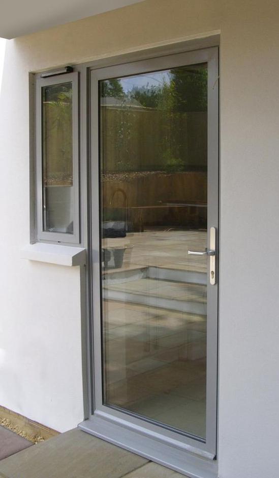 入户门两侧加装格子窗户入户门1侧加装窗户(犹如国内入户子母门)入户