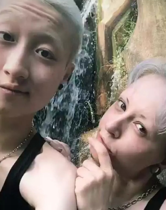 吴卓林晒与老婆水中自拍照,母亲吴绮莉发文有深意,网友评论炸锅