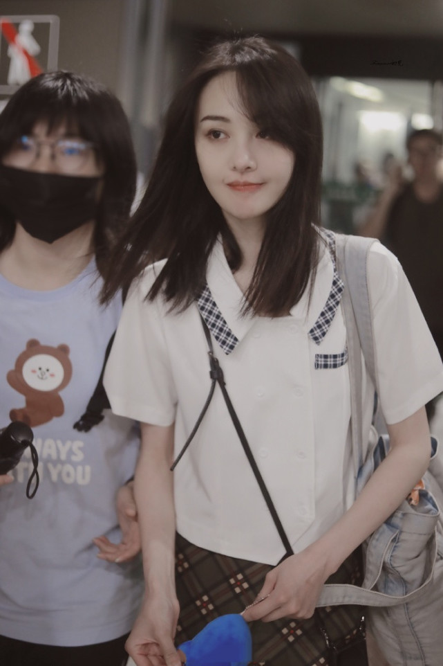 郑爽这个"筷子腿"再度复出了!清爽短裙成机场清流,随便穿好看