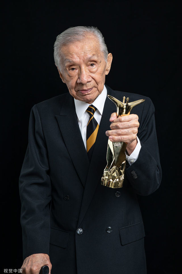 96岁常枫获人搀扶领奖:拼了老命也要演