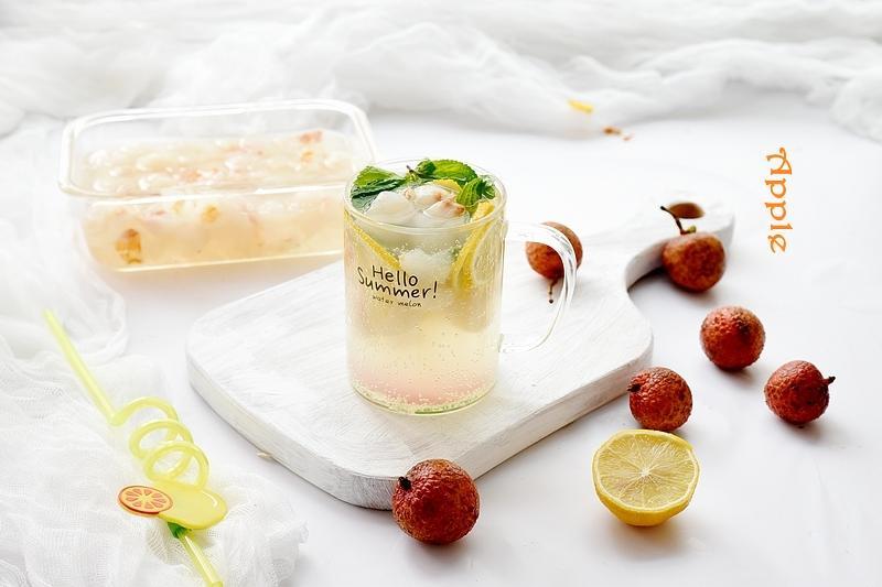 所用食材:荔枝,柠檬,薄荷,锐澳,冰块