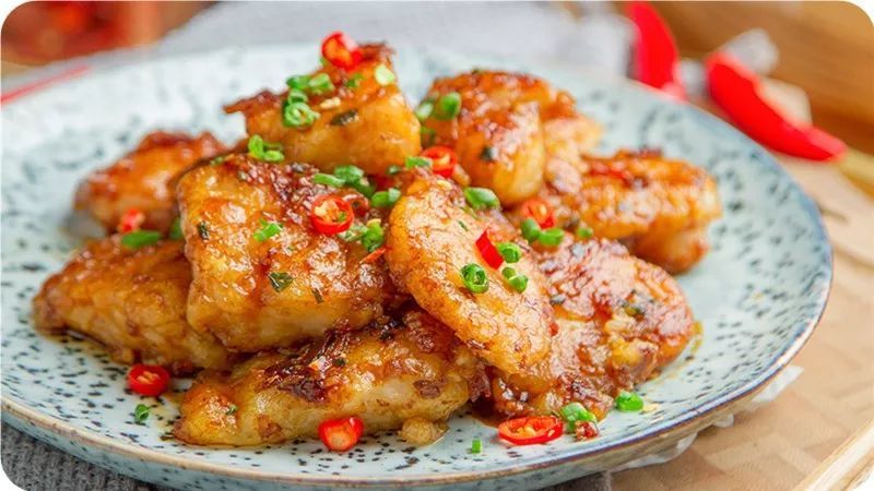 龙利鱼鲜嫩无刺,很适合老人小孩吃哦~~ 2,在切