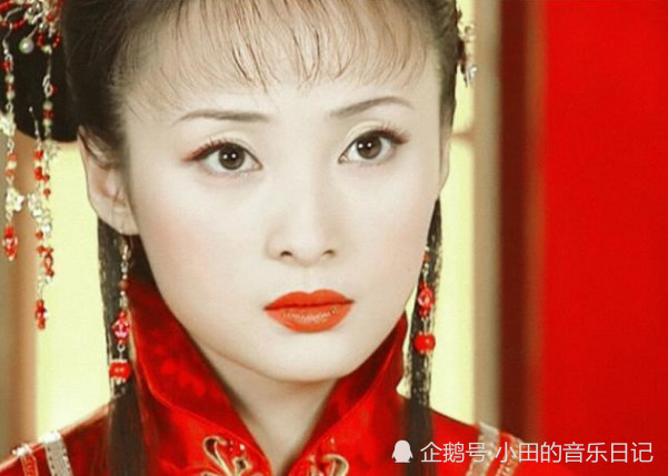 《上错花轿嫁对郎》中饰演的李玉湖,一身红色嫁衣,搭配精致的发型