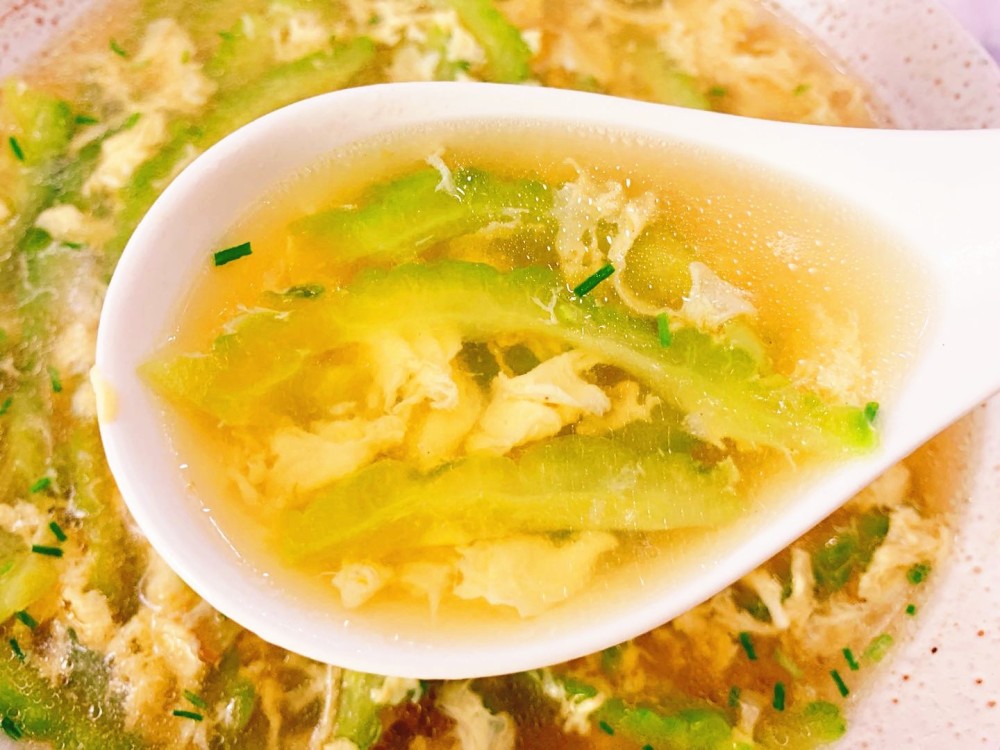 在我家,我一直都是用苦瓜煮汤给家人喝,因为我煮的苦瓜汤不是很苦,喝