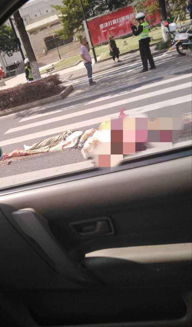 苏州一男子斑马线上被土方车撞死 现场惨不忍睹_腾讯新闻