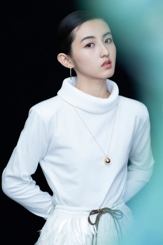 张子枫油头搭配仙女裙,18岁小花宛若小精灵,枫妹妹乖巧惹人爱