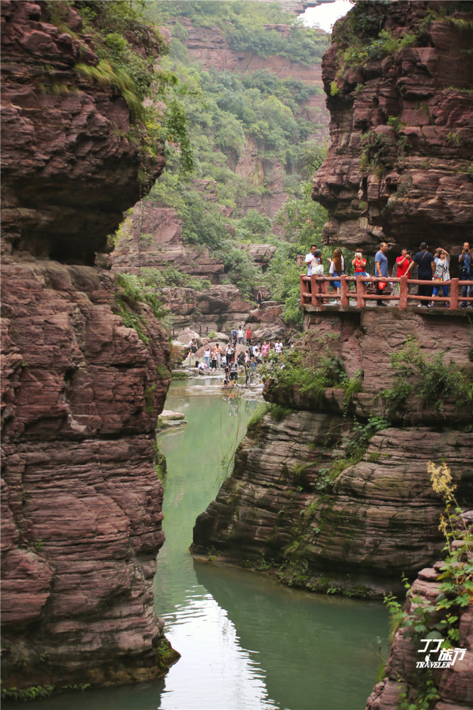 河南旅游近年做的确实好,亚洲最大停车场云台山一到节假日就爆满