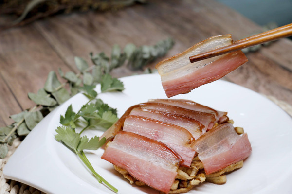 蒸腊肉不香怎么办?只需蒸前加入它,腊肉鲜香,有嚼劲,还不油腻