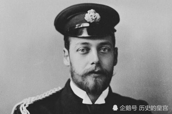 乔治五世与兄长艾伯特王子只相差一岁,兄弟两人从小一起接受教育,因为
