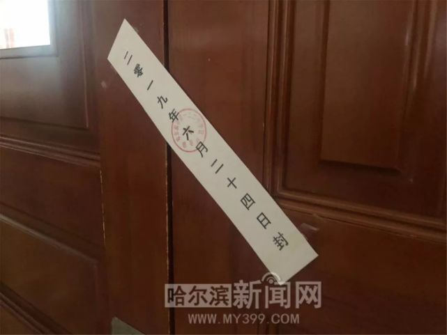 记者看到每个考场均贴着封条,考场前方的黑板上张贴《国家教育考试