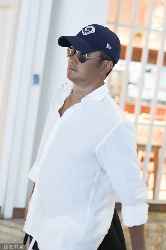 吴京:白衬衫现身少年气十足健康肤色上热搜