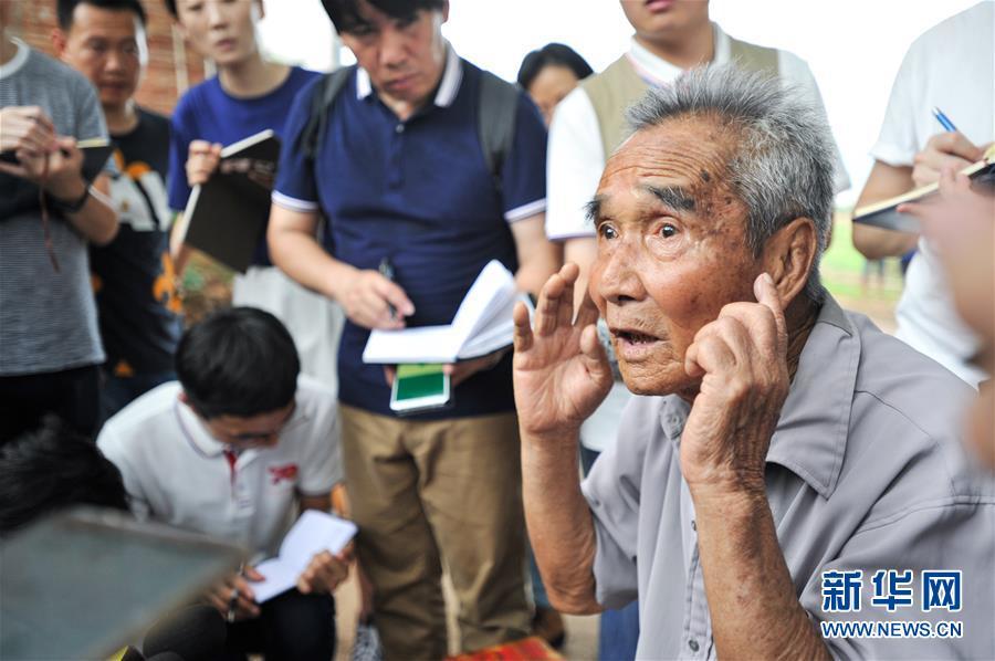 6月22日，在广东省南雄市乌迳镇新田村，李梅德老人在讲述红军的故事。 新华社记者 李任滋 摄