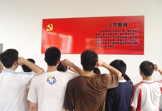 为什么很多大学生都愿意抢着入党辅导员有这几个优势