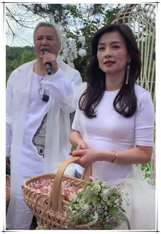 张庭为扮嫩真拼!48了还不肯放过自己,结果未修图还是暴露年龄