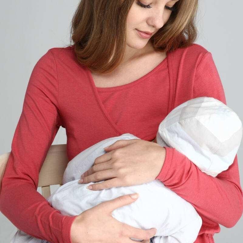 有些宝妈在公共场所喂奶毫不避讳,你能接受吗?宝妈这样做不尴尬