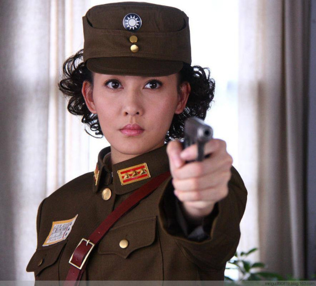 李彩桦的第三任男友潘启翀,也是一个渣男,既出轨劈腿,还欠下赌债,甚至