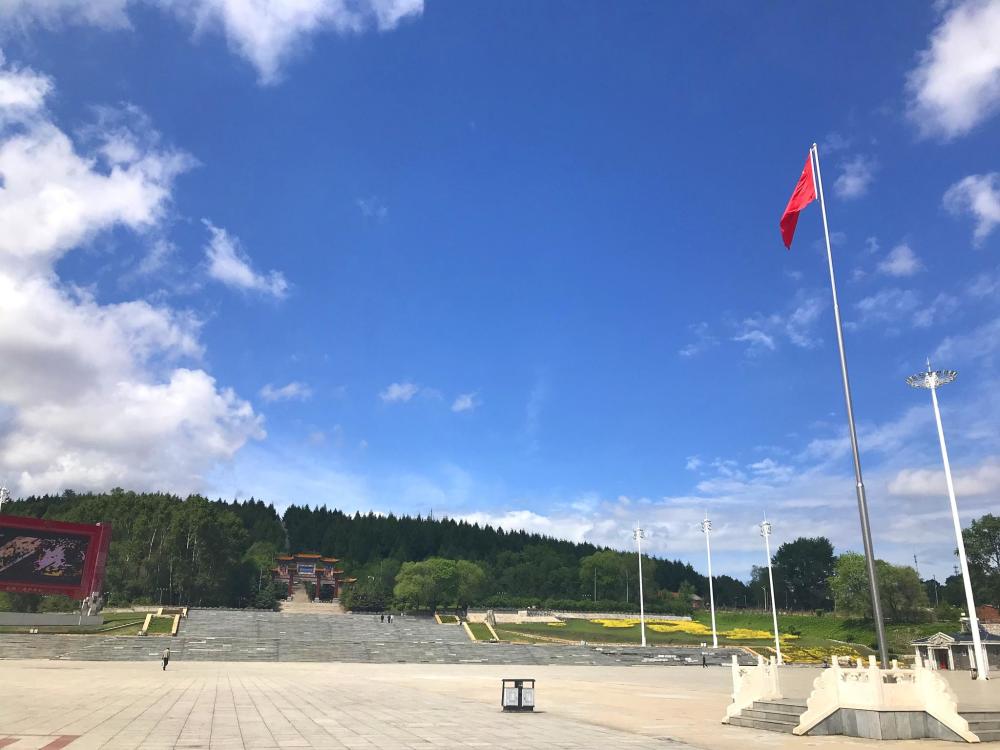 鹤岗人民广场,在零公里,难见北普陀寺观音菩萨真容