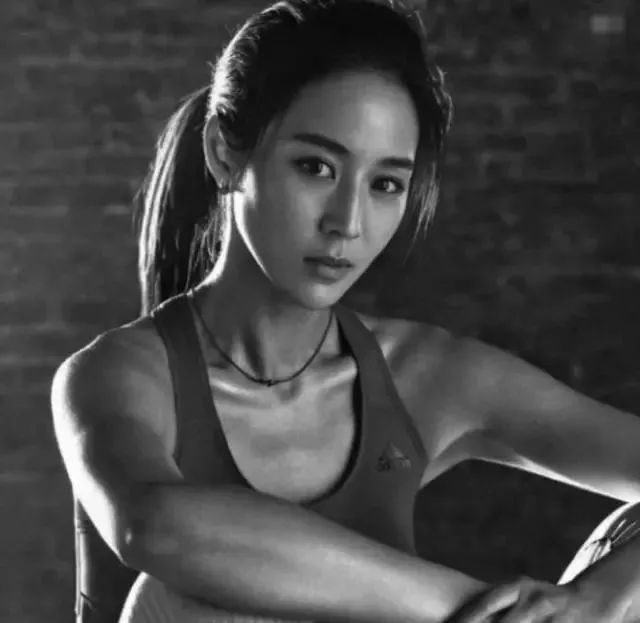 最疯狂的女明星纹身裸泳扎脏辫连彭于晏都是她的迷弟