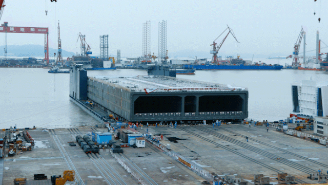 直击备受关注的深中通道:全球最宽海底沉管隧道首节管节今日浮运!