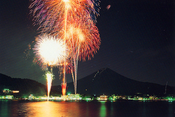 打卡秘诀 富士山河口湖19年烟火祭 你准备去看吗