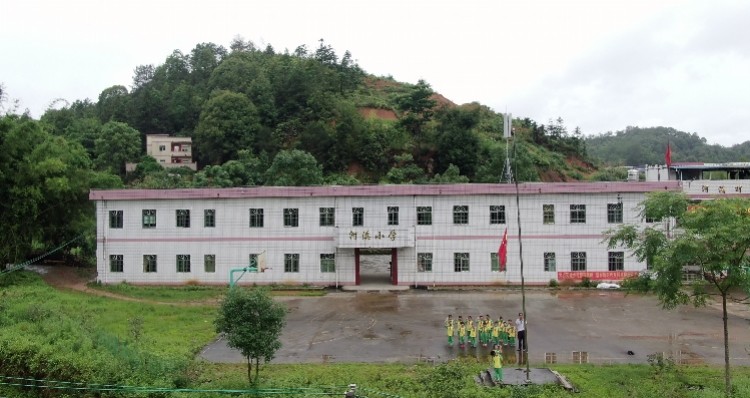 河溪小学在升国旗.