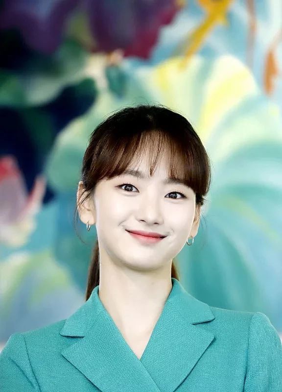 元真雅穿西装打扮得像个女强人,墨绿色搭配挺养眼的,侧颜更醉人