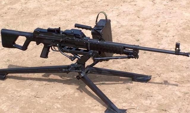 95班机又被嫌弃中国维和部队远征异域手里端的还是81式轻机枪